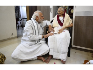 Hiraba turns 100 years old today: PM Modi went to Gandhinagar, washed his mother's feet and put them on head the water, Laddu fed offered shawl