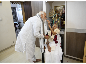 Hiraba turns 100 years old today: PM Modi went to Gandhinagar, washed his mother's feet and put them on head the water, Laddu fed offered shawl