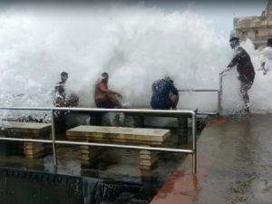 Raudra form of the sea: Ten feet high waves rose at Gomti Ghat in Dwarka, tourists were seen taking dangerous baths