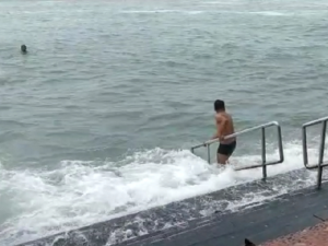 Raudra form of the sea: Ten feet high waves rose at Gomti Ghat in Dwarka, tourists were seen taking dangerous baths