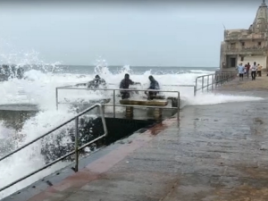 Raudra form of the sea: Ten feet high waves rose at Gomti Ghat in Dwarka, tourists were seen taking dangerous baths