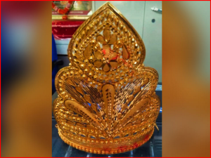 Gift to Maa Amba: Maibhakt of Lunawada felt blessed by wearing a gold crown of three and a half lakhs