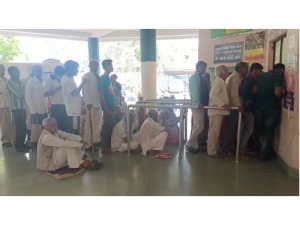 Home-to-home sick beds: The first rains of the season in Surendranagar district became a problem, an epidemic broke out due to flooding of rain water, long lines of patients in the hospital