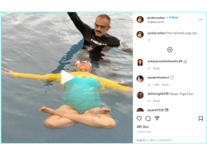 At the age of 67, Hrithik Roshan's mother did yoga in the water, Pinky Roshan's fitness is also embarrassing to the youth