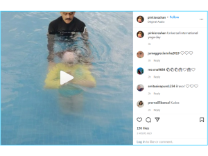 At the age of 67, Hrithik Roshan's mother did yoga in the water, Pinky Roshan's fitness is also embarrassing to the youth