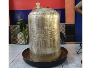 A 30 kg silver Shivling was found in the bed of Saryu river, people reached the police station to have darshan
