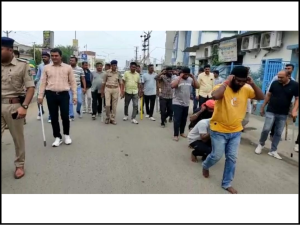 Made aware of the law: In Surendranagar, the police took out a procession of the accused in a public fight between two groups in the case of boar catching.