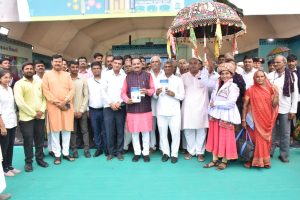 થાનગઢના ત્રિનેત્રેશ્વર મહાદેવના સાંનિધ્યમાં યોજાતા વિશ્વ પ્રસિદ્ધ તરણેતરના મેળામાં માહિતી વિભાગનું પ્રદર્શન ખુલ્લુ મૂક્યું