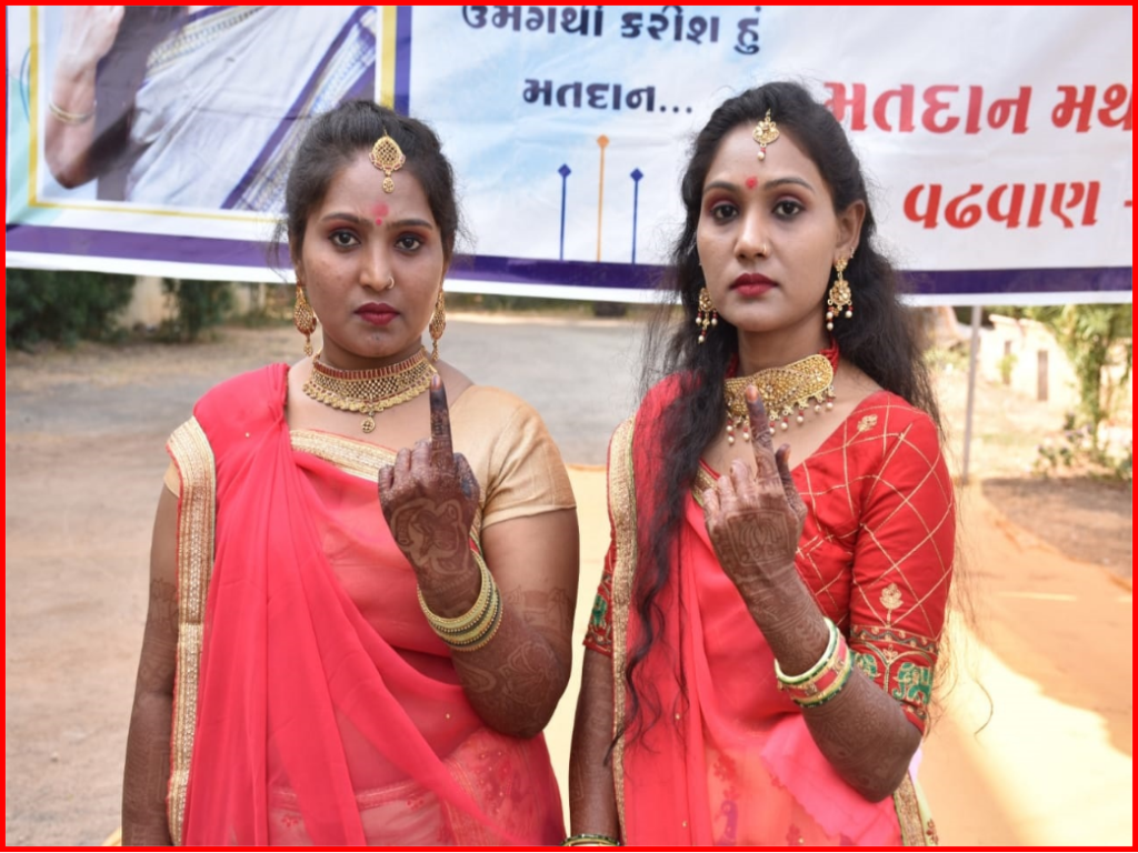Surendranagar: Voters who came to vote in wedding attire set a great example to other voters