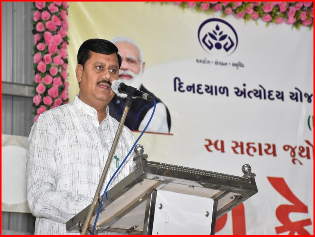 સુરેન્દ્રનગર ખાતે કેશ ક્રેડિટ કેમ્પ યોજાયો, સ્વ.સહાય જૂથોને 1 કરોડ 35 લાખના ચેકોનું વિતરણ કરાયુ
