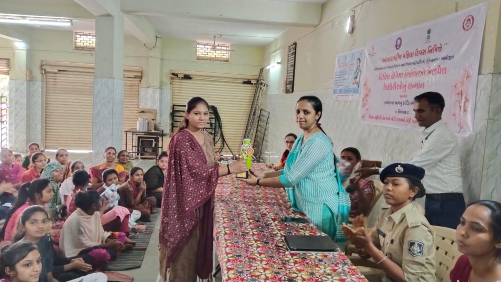 આંતરરાષ્ટ્રીય મહિલા દિવસની ઉજવણી અંતર્ગત બેટી બચાવો બેટી પઢાઓ સેલ દ્વારા વિવિધ ક્ષેત્રે સિદ્ધિઓ મેળવેલ કિશોરીઓનું સન્માન કરાયુ
