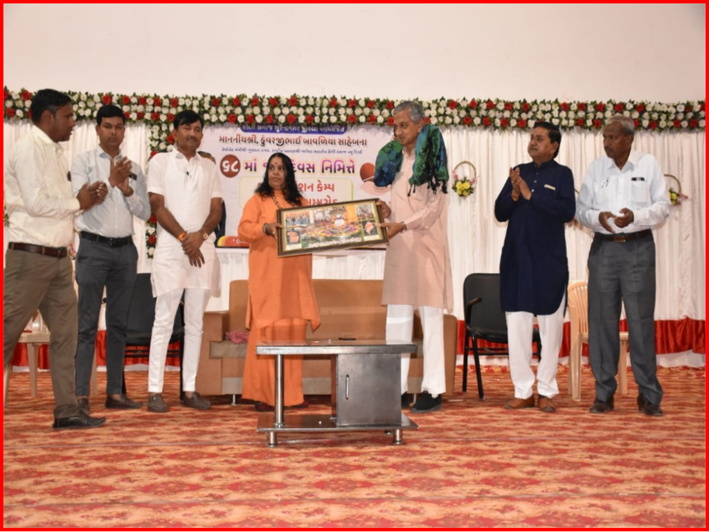 વઢવાણ મેડિકલ હોલ ખાતે કેબિનેટ મંત્રી કુંવરજીભાઇ બાવળીયાના અધ્યક્ષ સ્થાને બ્લડ ડોનેશન કેમ્પ યોજાયો