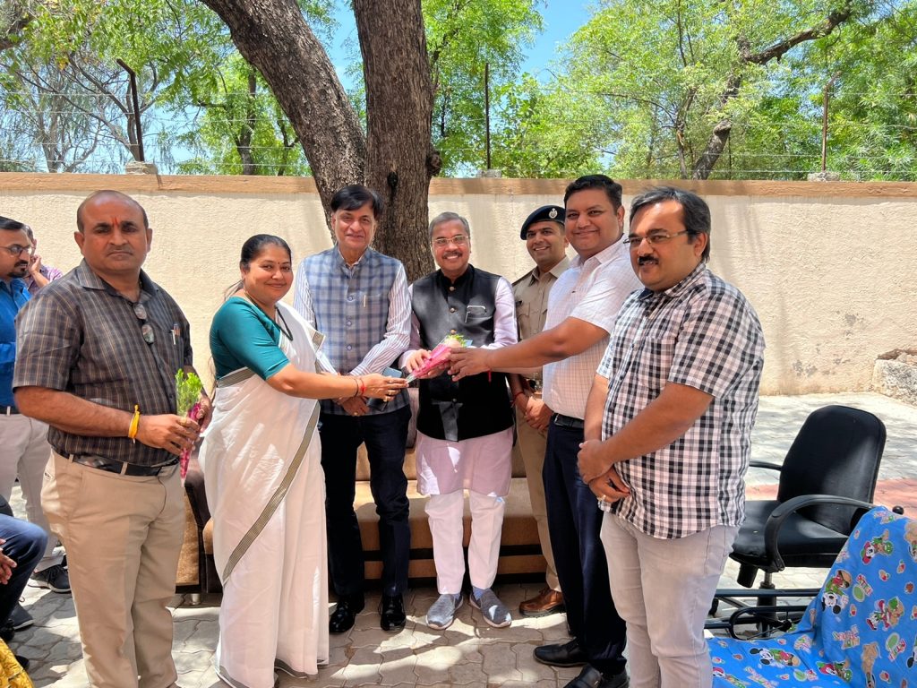 સુરેન્દ્રનગરના "રવિને" દિલ્હીના દંપતિએ દત્તક લીધો