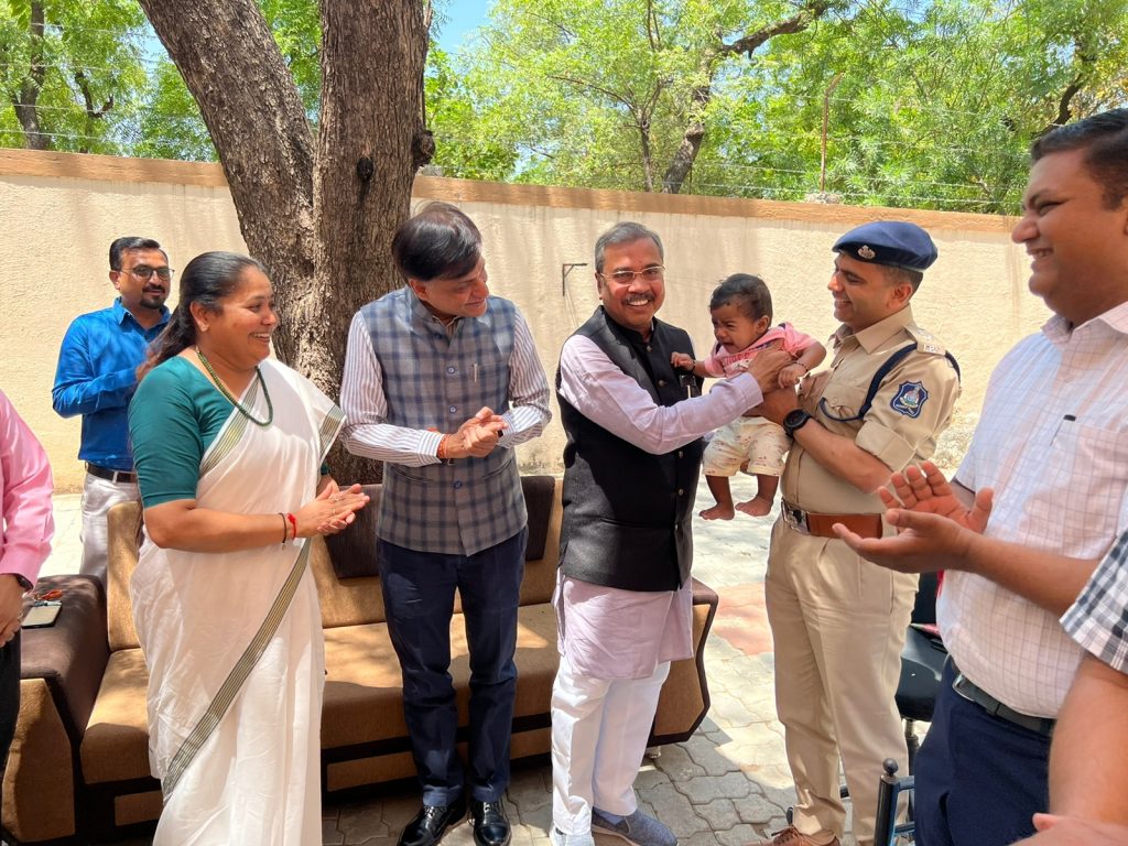 સુરેન્દ્રનગરના "રવિને" દિલ્હીના દંપતિએ દત્તક લીધો