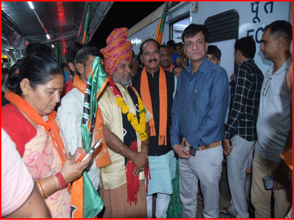 સોમનાથ જઇ રહેલા મૂળ સૌરાષ્ટ્રના તમિલોને સુરેન્દ્રનગર રેલ્વે સ્ટેશન ખાતે આવકારતા ધારાસભ્યશ્રી કિરીટસિંહ રાણા
