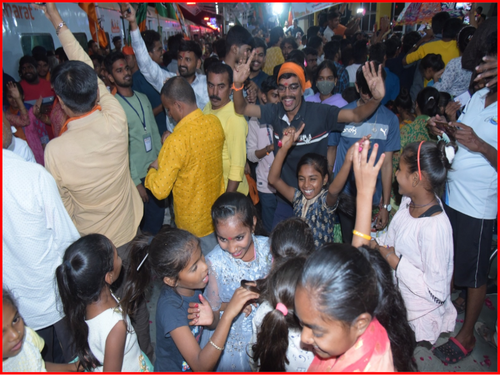 સોમનાથ જઇ રહેલા મૂળ સૌરાષ્ટ્રના તમિલોને સુરેન્દ્રનગર રેલ્વે સ્ટેશન ખાતે આવકારતા ધારાસભ્યશ્રી કિરીટસિંહ રાણા