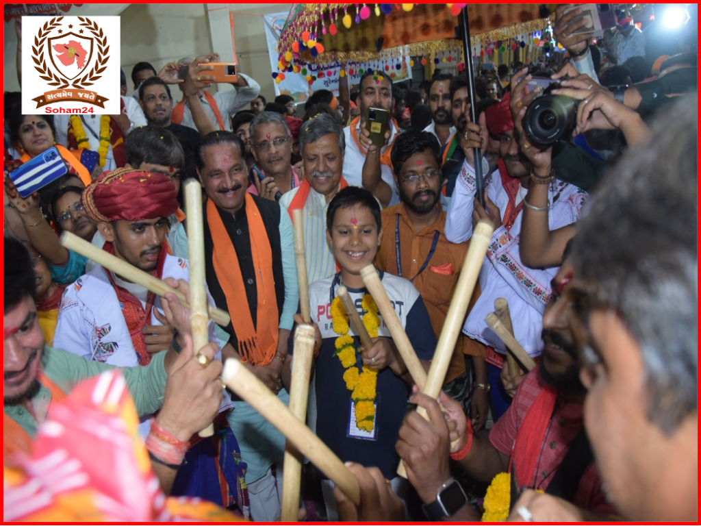 સોમનાથ જઇ રહેલા મૂળ સૌરાષ્ટ્રના તમિલોને સુરેન્દ્રનગર રેલ્વે સ્ટેશન ખાતે આવકારતા ધારાસભ્યશ્રી કિરીટસિંહ રાણા