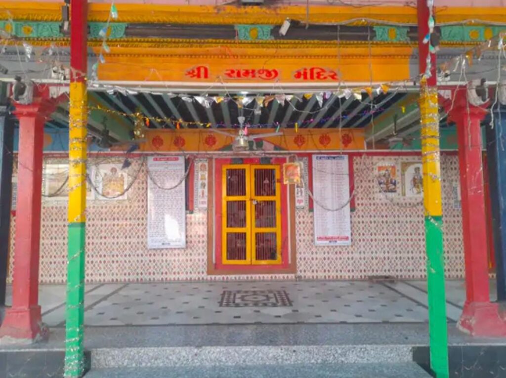 135 years ago in Kharaghoda, the British built a temple, had the idols of Rama, Lakshmana and Janaki made by a Parisian sculptor.