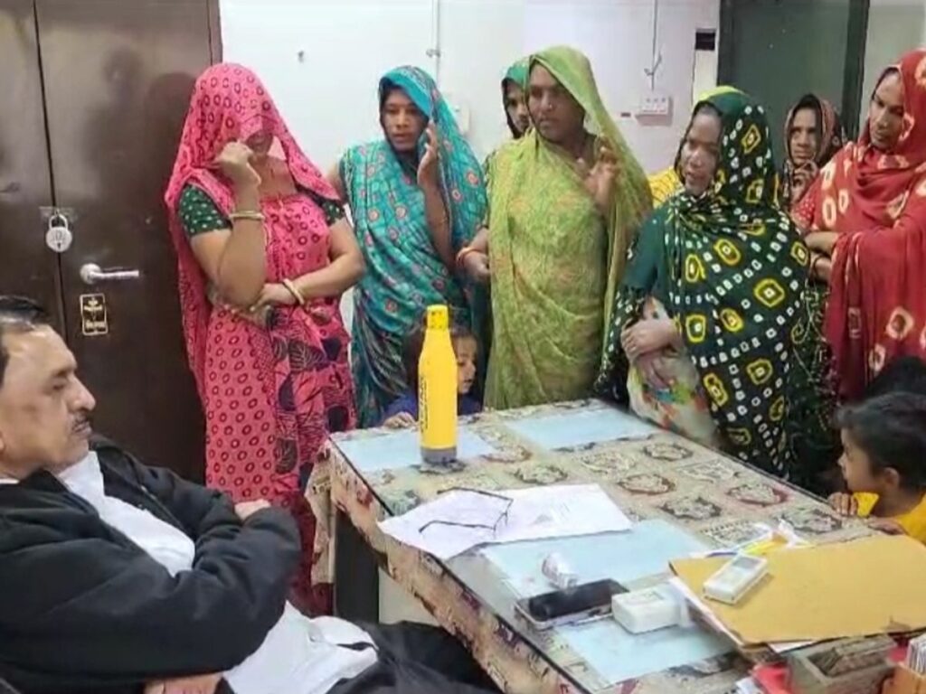 The people of Chotila Sukhpura area raised a ruckus by reaching the municipality regarding various issues