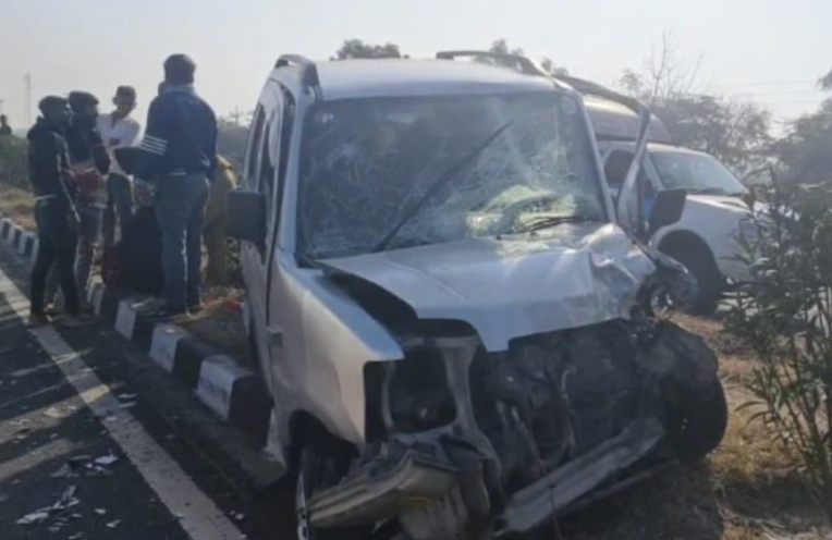 Accident between car and tractor near Dudapur, Dhrangadhra - traffic jam
