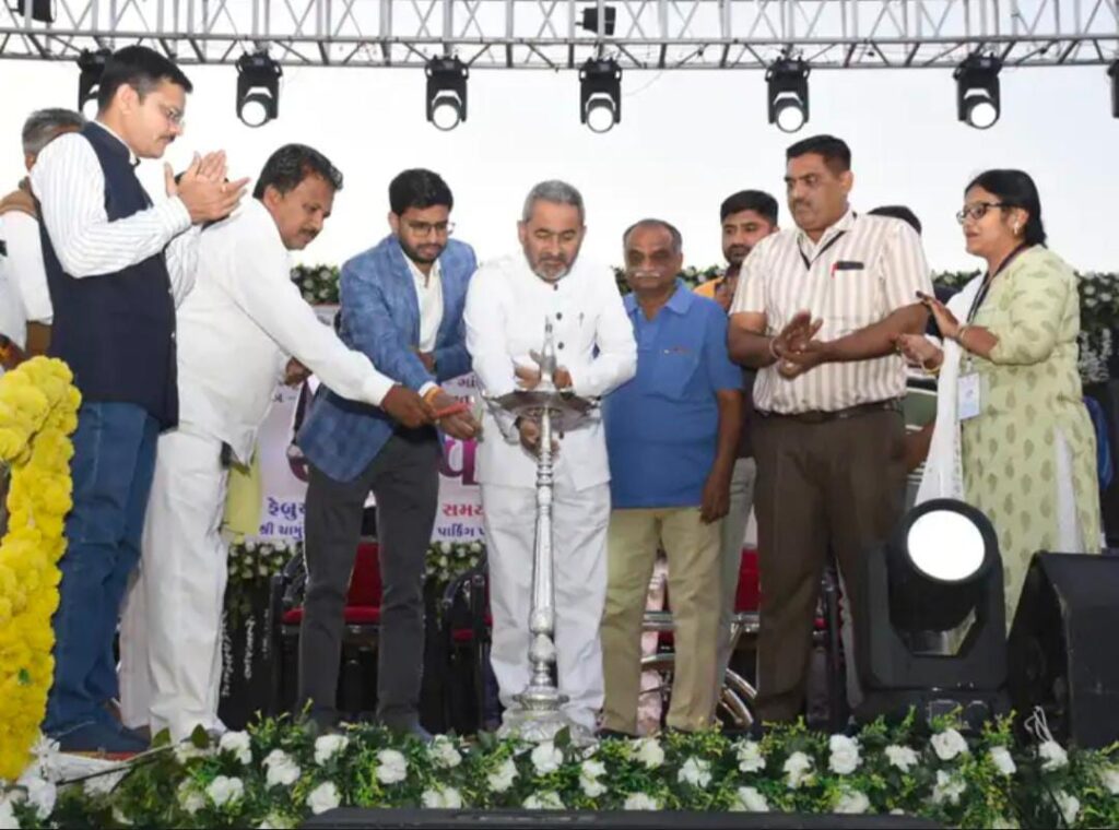 Commencement of Chotila Utsav-2024 - On the first day, the artists mesmerized the people with their works of art, dignitaries including Padma Shri Jagdishbhai Trivedi were present.