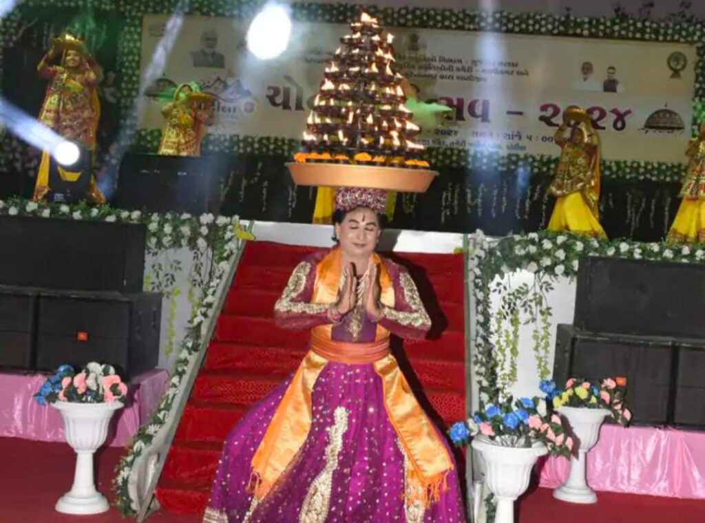 Commencement of Chotila Utsav-2024 - On the first day, the artists mesmerized the people with their works of art, dignitaries including Padma Shri Jagdishbhai Trivedi were present.