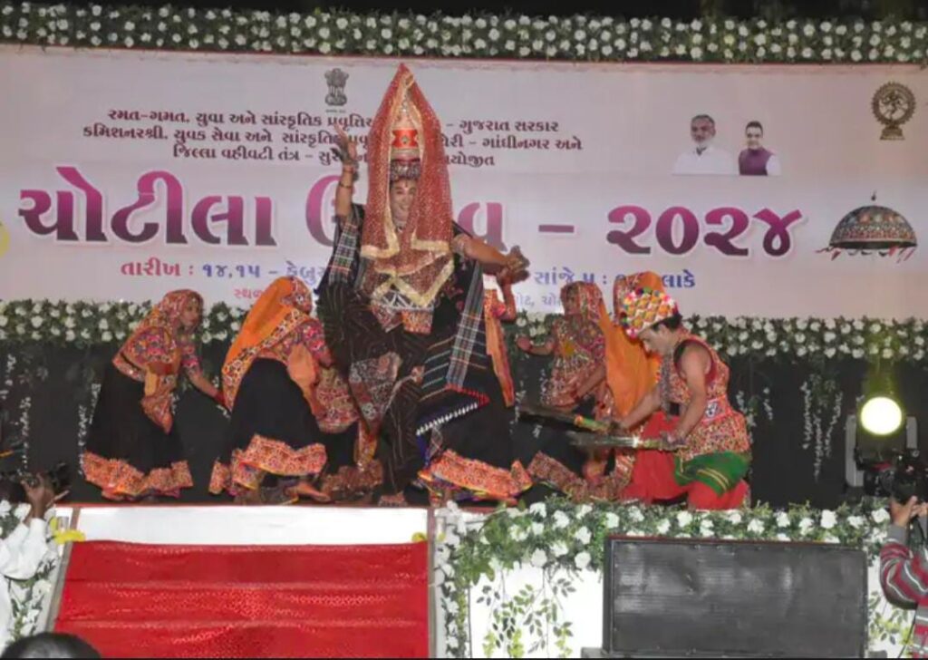 Commencement of Chotila Utsav-2024 - On the first day, the artists mesmerized the people with their works of art, dignitaries including Padma Shri Jagdishbhai Trivedi were present.