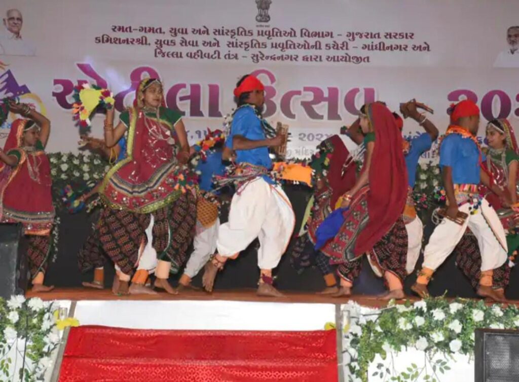 Commencement of Chotila Utsav-2024 - On the first day, the artists mesmerized the people with their works of art, dignitaries including Padma Shri Jagdishbhai Trivedi were present.