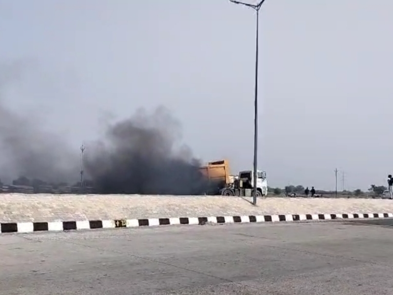 Dumper caught fire - A sudden fire broke out in a dumper loaded with minerals on the Limbdi-Bagodara highway
