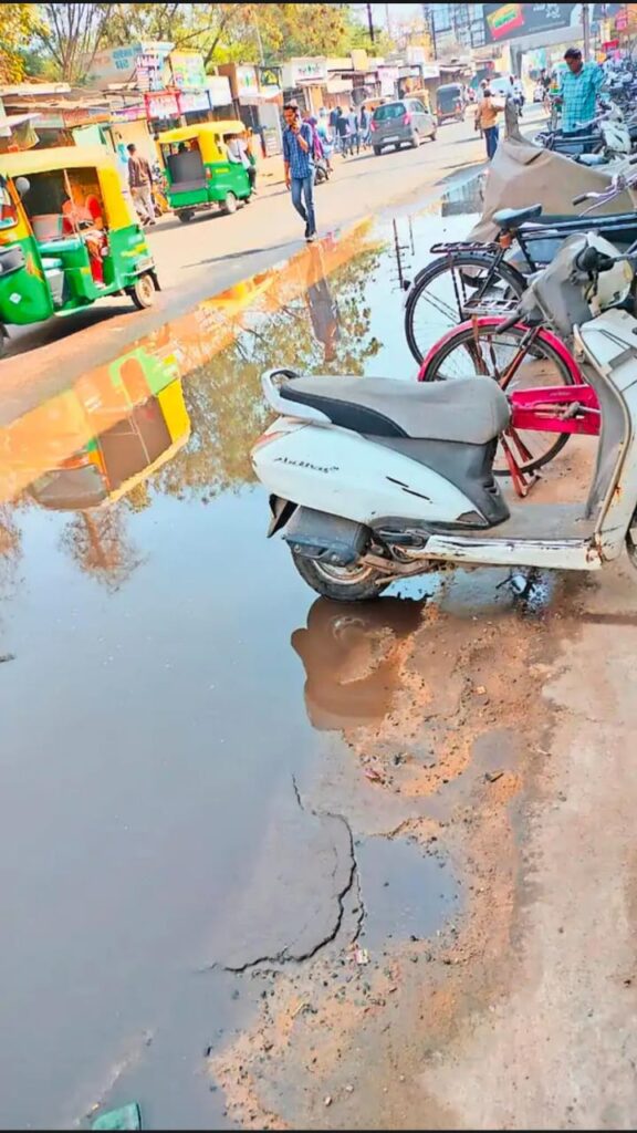 Frequent water leakage on the main road of Surendranagar's Handloom Chowk
